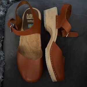 BRAND NEW MIA Namby Swedish Tan Brown Leather Wood Ankle Strap Clogs Mules 10